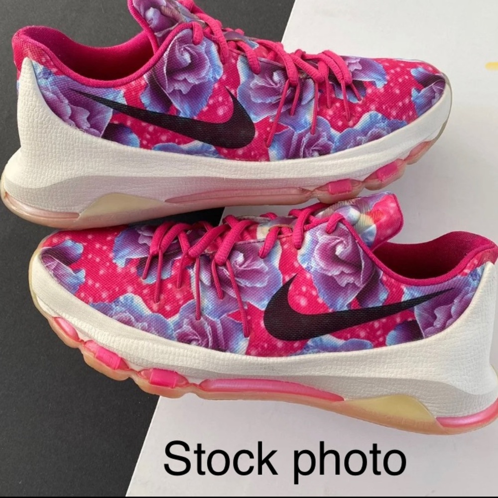 Limited Edition Nike KD8 Aunt Pearl Sneakers size 6Y
Kevin Durant Charity cancer